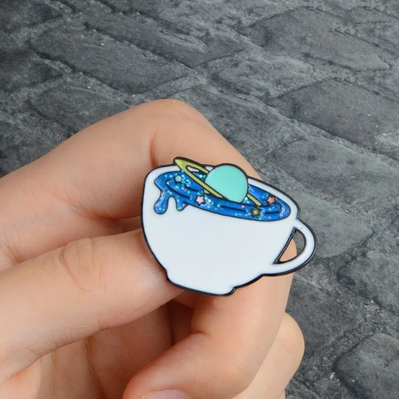 Белая космическая чашка полная синего звездного Сатурна бегущая брошь личность