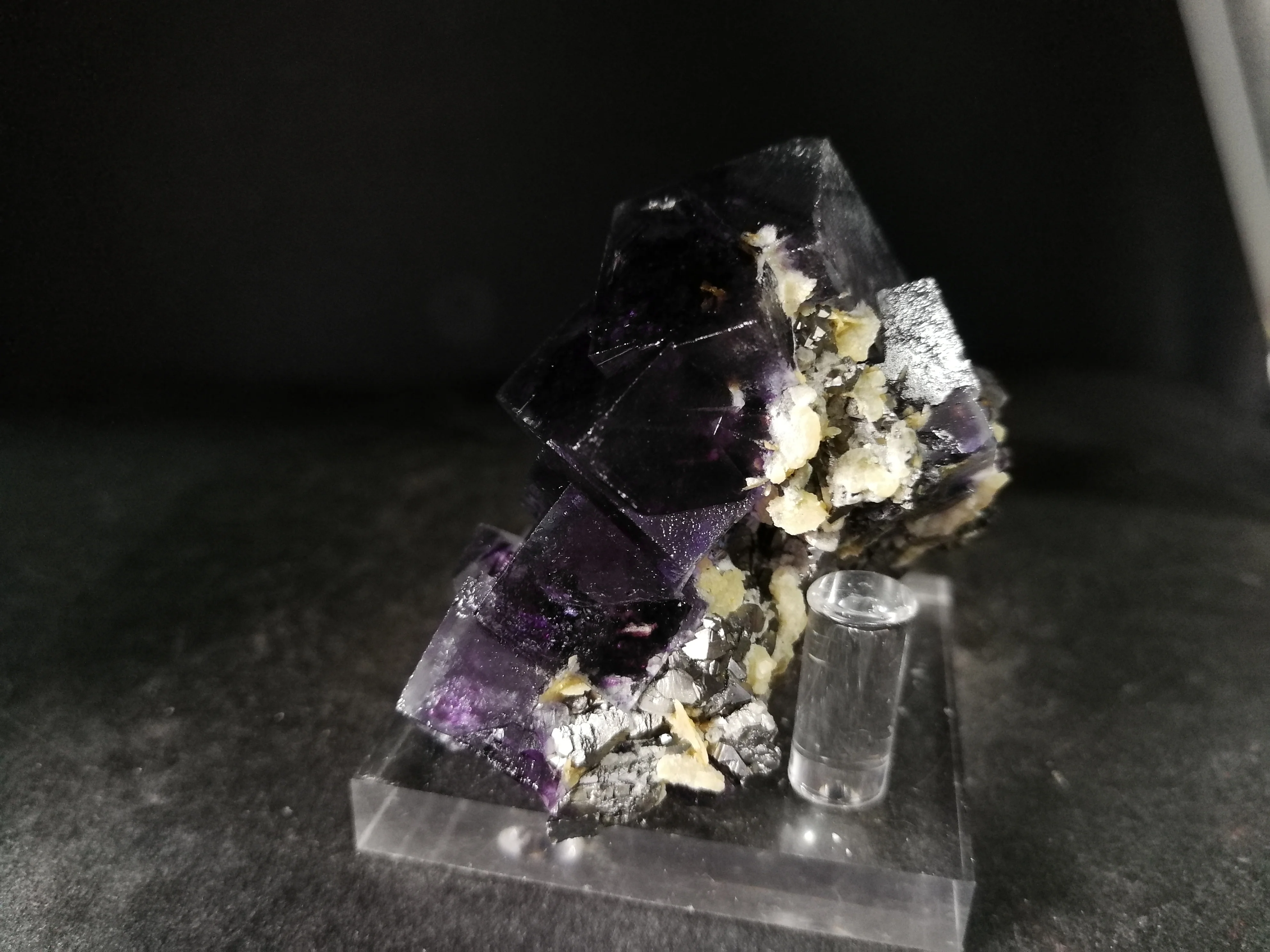 

103.7gNatural purple fluorite, crystal, mica, anti iron ore, paragenetic mineral samples