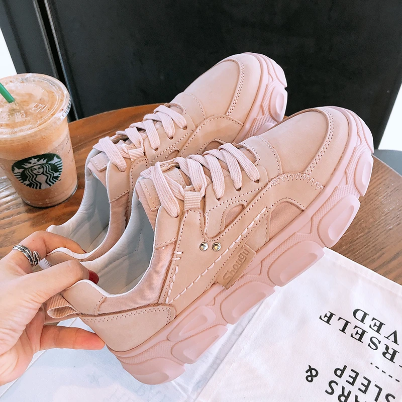 Женские массивные кроссовки на платформе желтые или белые повседневные кожаные