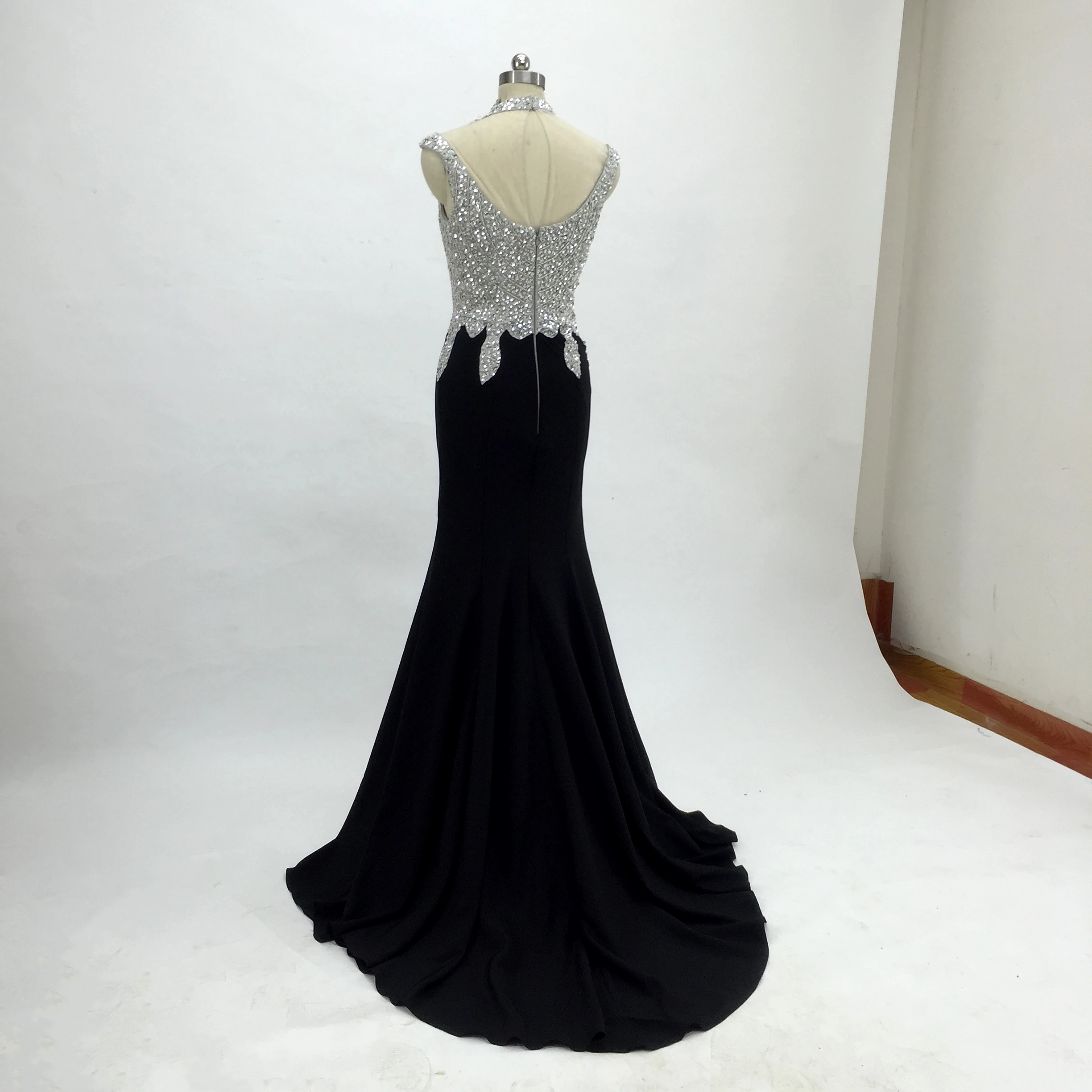 Атласные платья-русалки бордового цвета для выпускного вечера 2020 вечерние