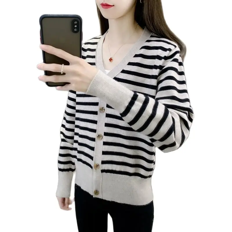 Трикотажный кардиган с V-образным вырезом в полоску |