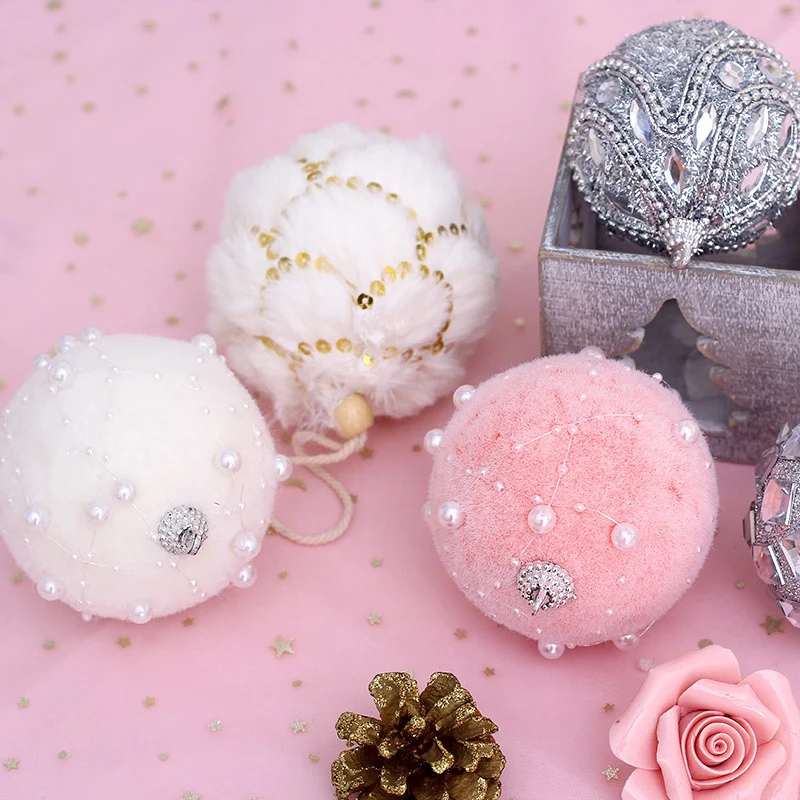 НОВАЯ РОЖДЕСТВЕНСКАЯ ЕЛКА украшениями круглой формы вечерние подвесное