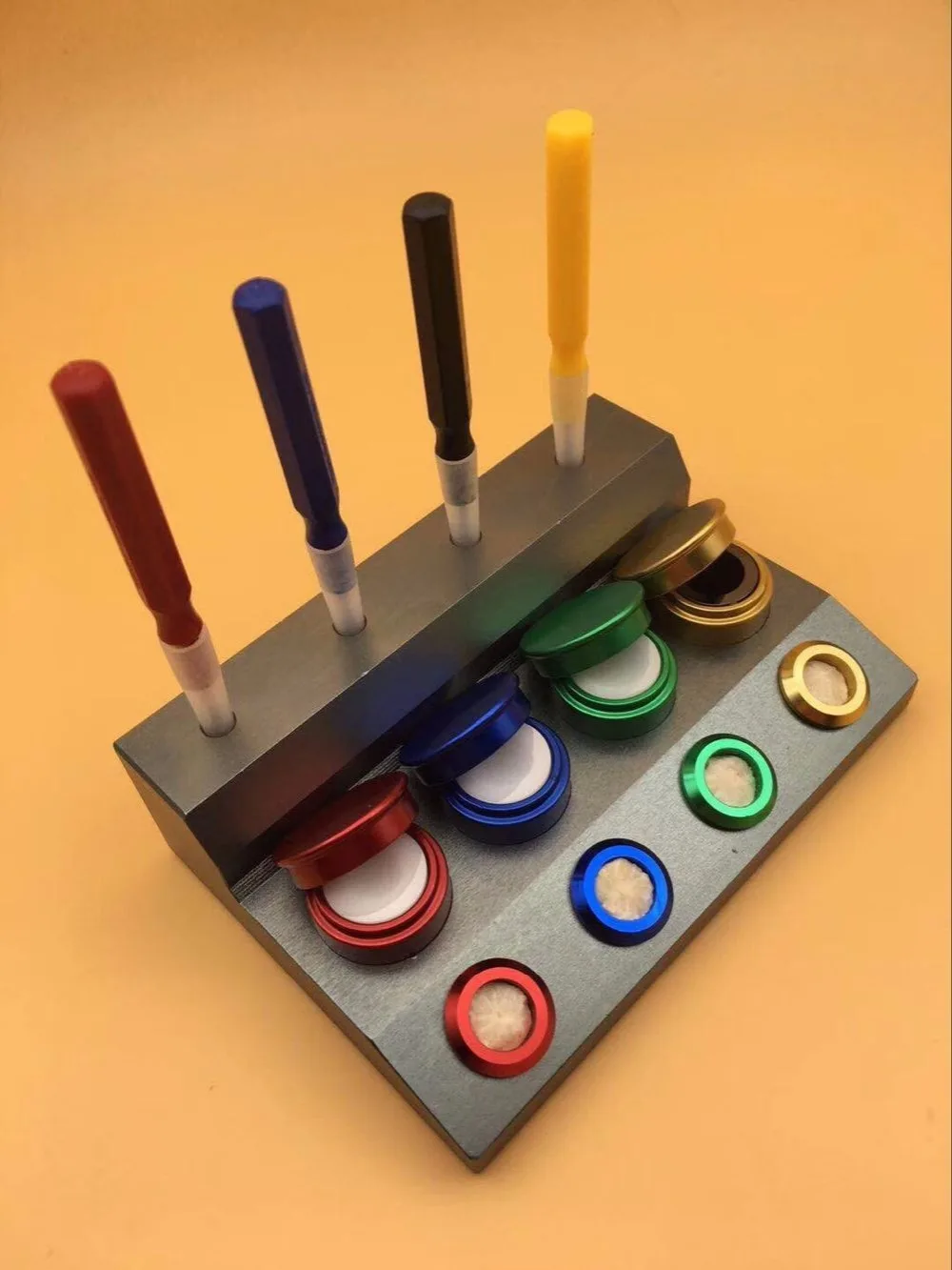 Литой масляный стаканчик стенд инструмент часовщика с 4 Контейнеры Бесплатная