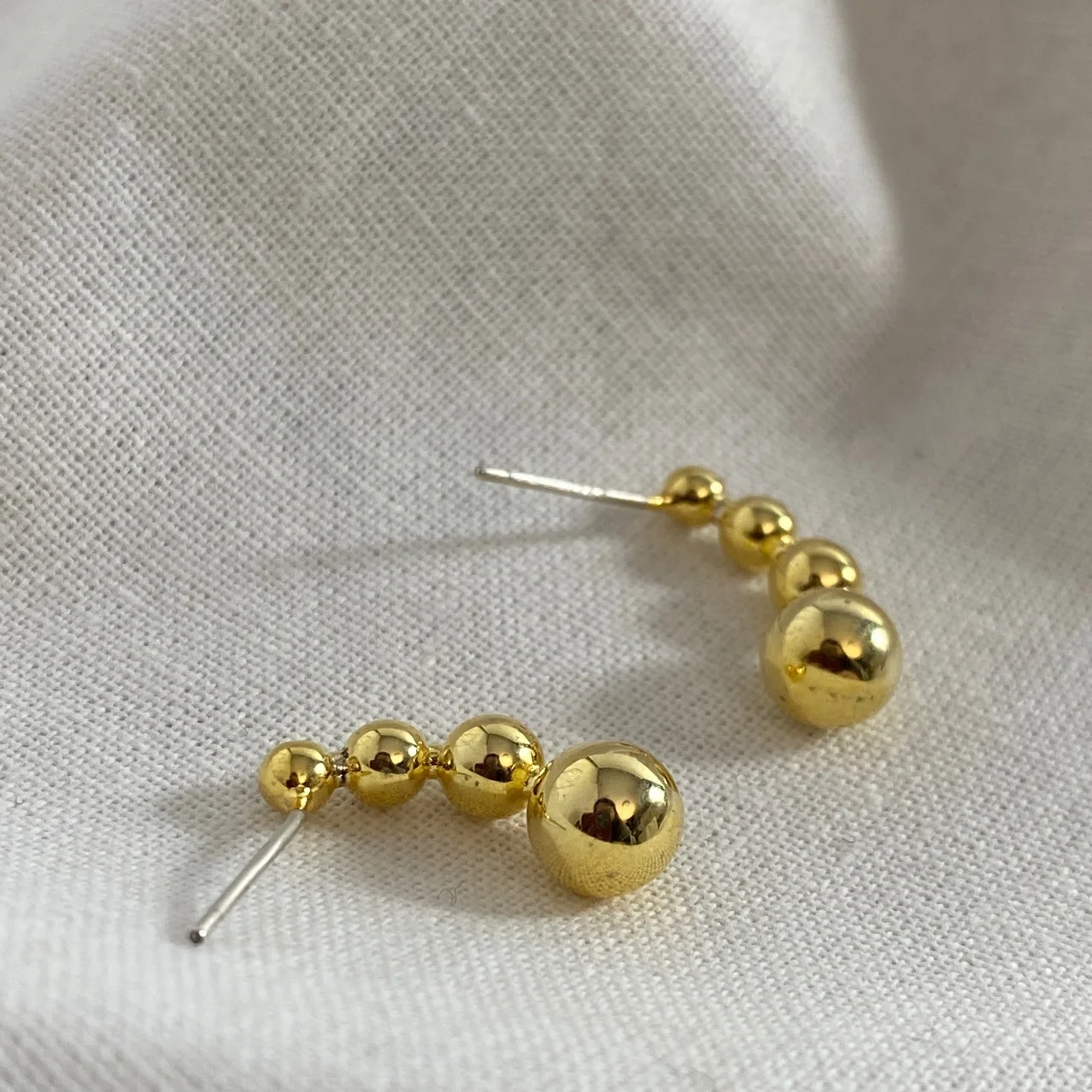 

Европейские и американские светильник ные легкие серьги с металлическими шариками индивидуальные градиентные серьги для женщин