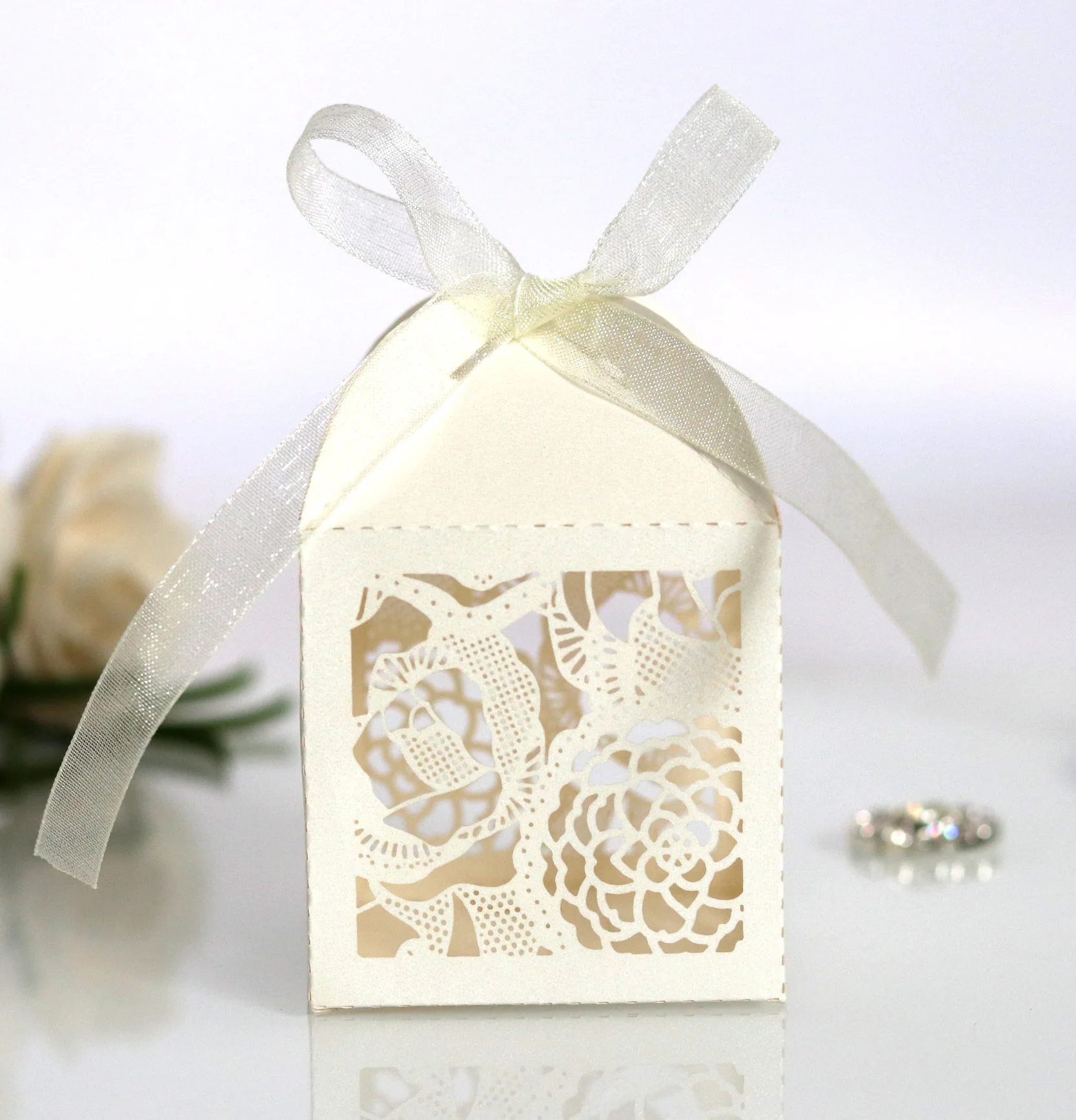 Свадебная декоративная коробка для шоколада конфет 3D полая Лента лазерная резка