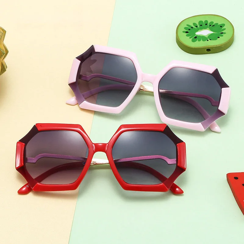 

Детские солнцезащитные очки, брендовые Новые квадратные солнцезащитные очки UV400 для мальчиков и девочек, модные очки Eureope, милые детские очк...