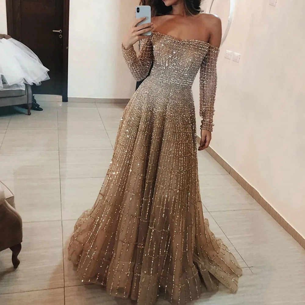 Женское вечернее платье с блестками и открытыми плечами элегантное блестящее