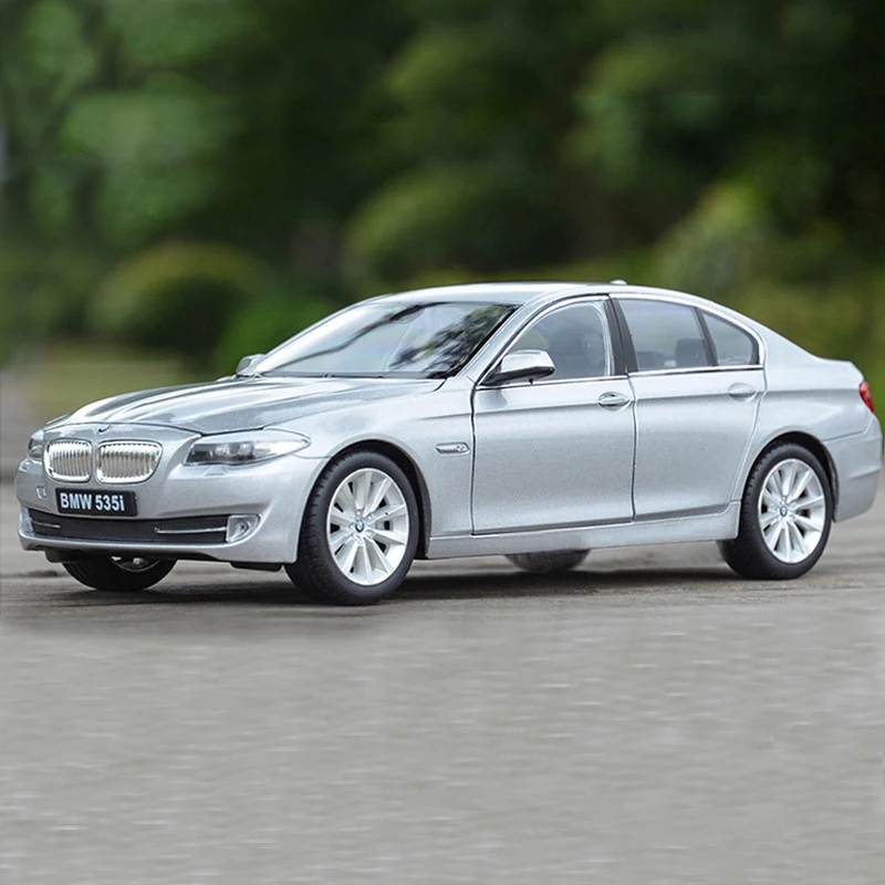 Модель автомобиля BMW 535i из металлического сплава 1:24 модель с вращением в