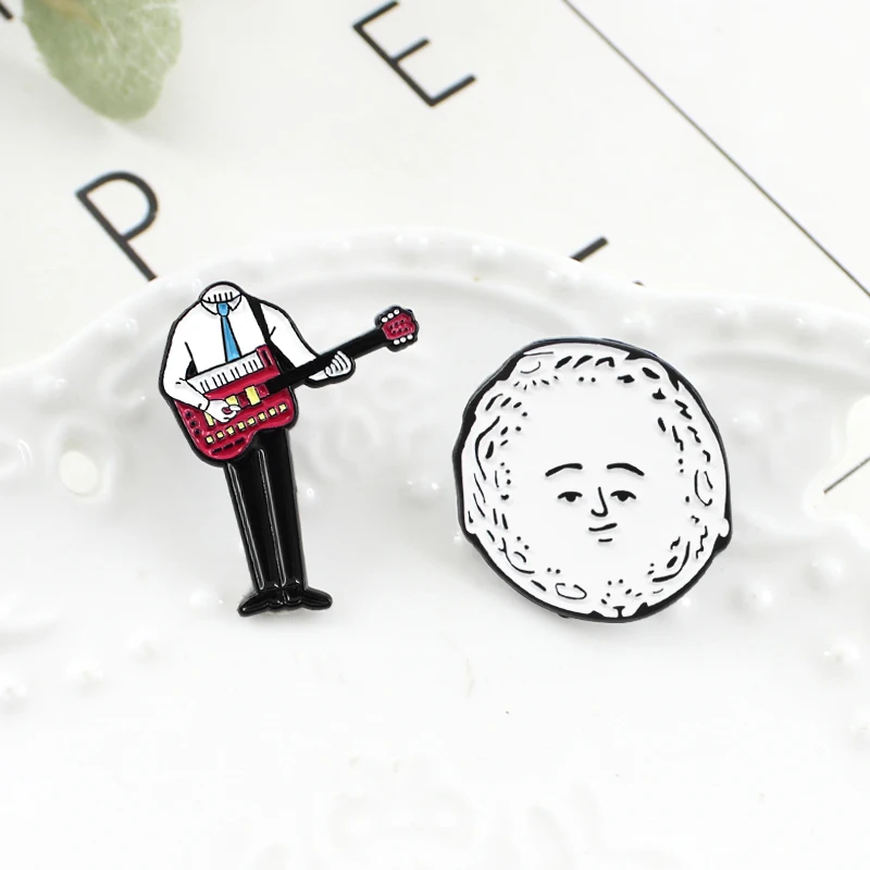 Очаровательная большая голова Забавный человек в костюмах с гитарой Специальные