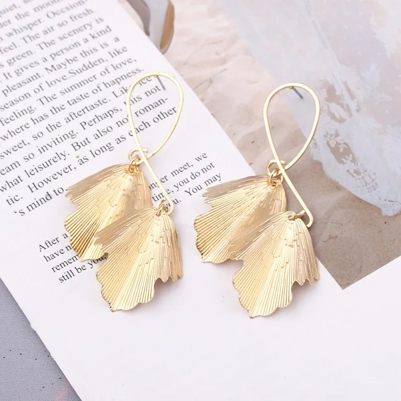 Большие металлические серьги в виде листьев простого дизайна блестящие