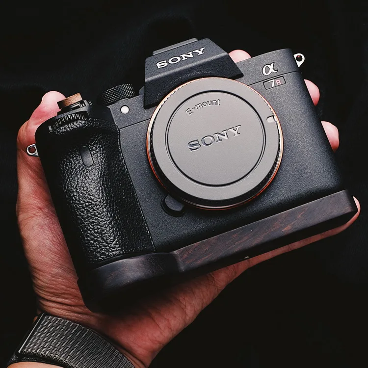 

African Blackwood Wooden Wood Hand Grip Plate Bracket For Sony A7M4 A7R4 A9II A7R IV