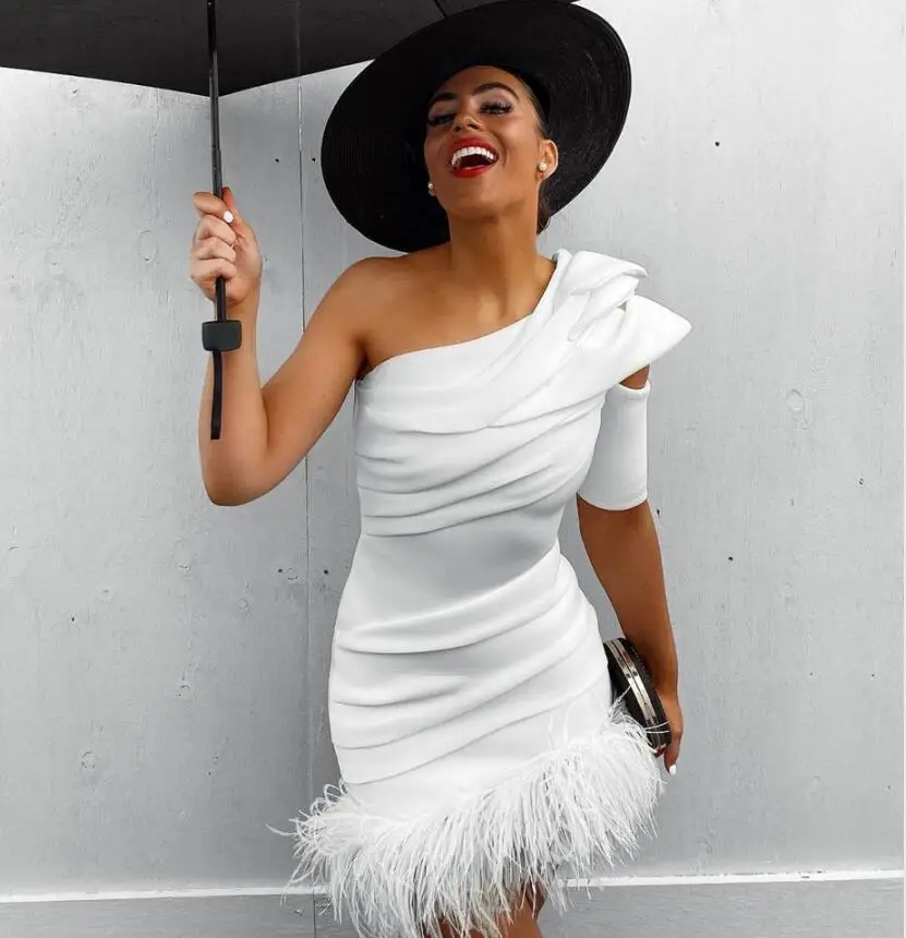 Женское Бандажное платье с перьями белое черное элегантное вечернее одним