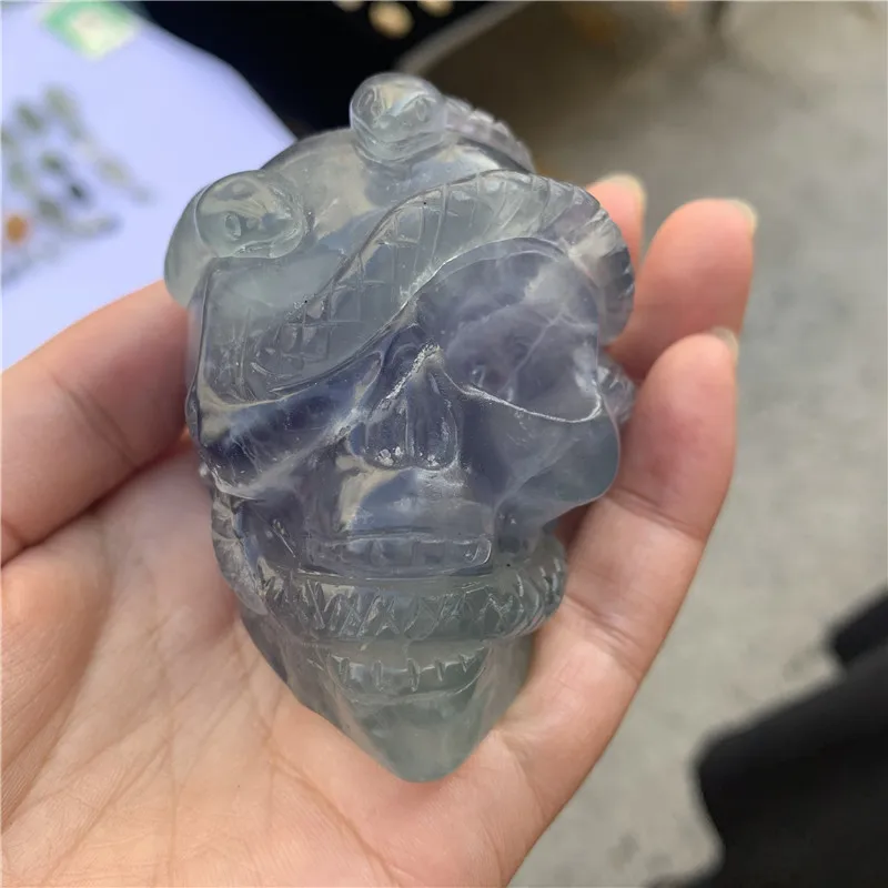 

1 шт. натуральный флюорит ручной работы Череп Змея резьба Кристалл Исцеление Рейки драгоценный камень домашний декор камень кристалл ремес...