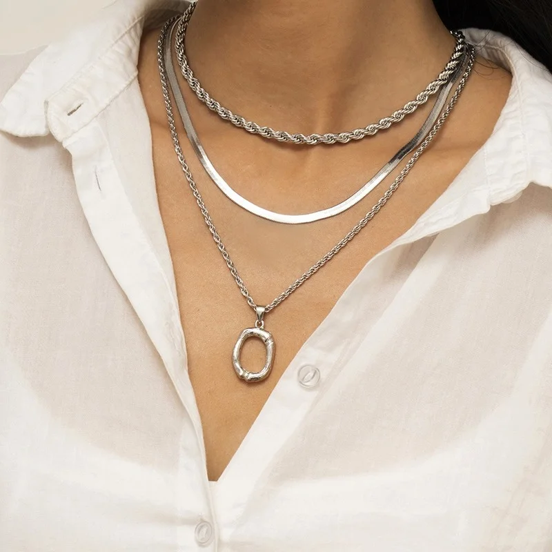 

European American Jewelry Twist Chain Like Flat Snake Pieces Necklace Women's Simple Geometric Ring Pendant Necklace Set