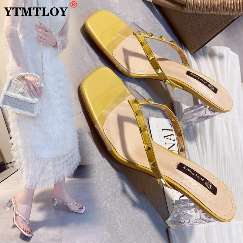 

Шлепанцы женские на толстом каблуке 7 см, сланцы из прозрачного ПВХ, с квадратным носком, заклепками, тапки с высоким каблуком, летняя обувь