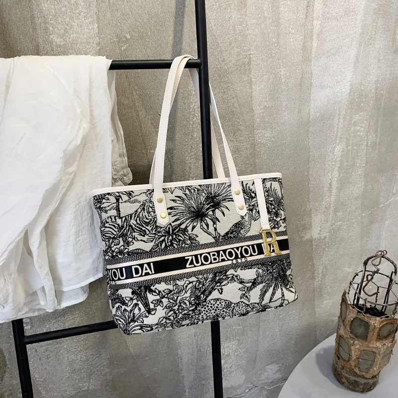 

2021 new ladies large-capacity tote bag, animal letter handbag, PU black fashion casual shoulder bag female bag Korean handbag