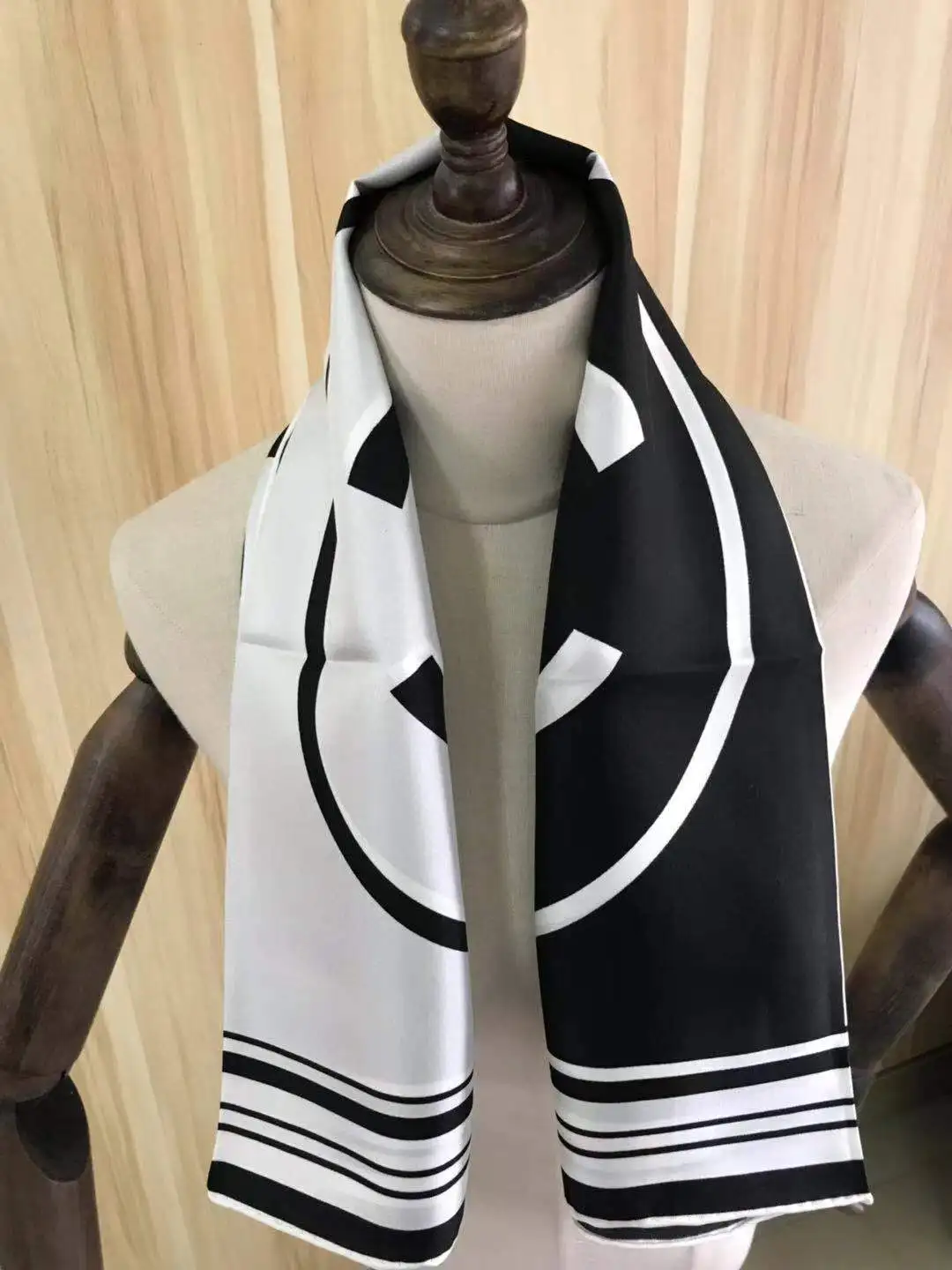 

Платок женский, Шелковый, квадратный, 90 х90 см, черный, 2021