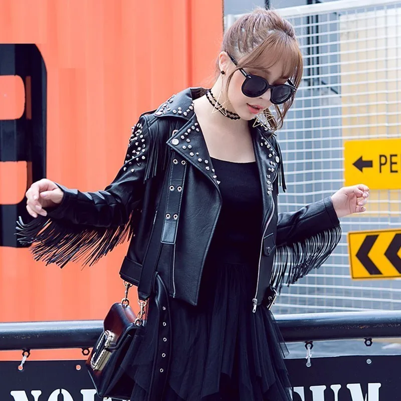 Женская кожаная куртка с бахромой и заклепками черная короткая мотоциклетная в