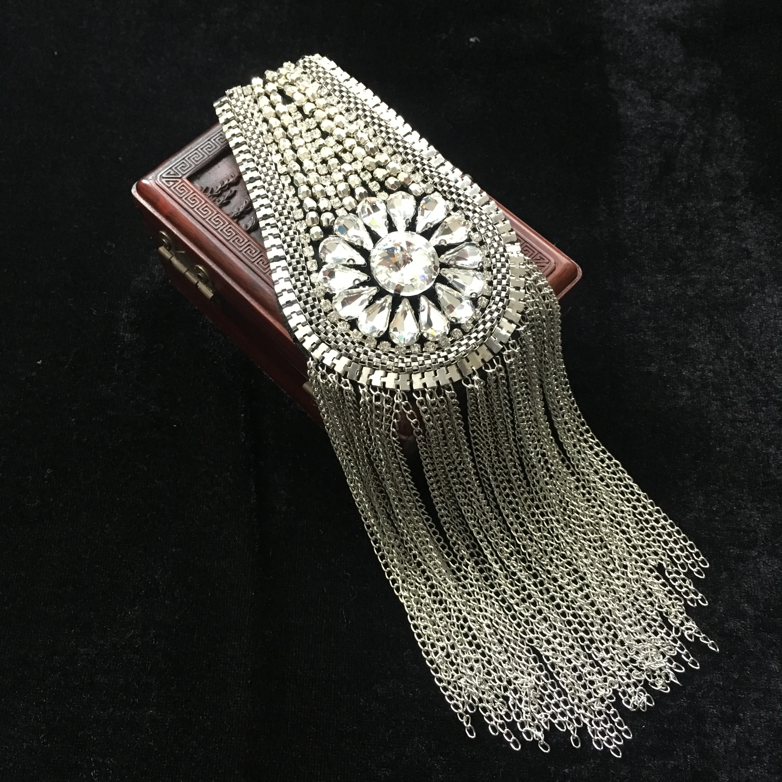 Ручная работа A99 epaulette ювелирные изделия кисточкой большое плечо брошь погоны/погоны Шипы/escapulario Блейзер аксессуары/булавка