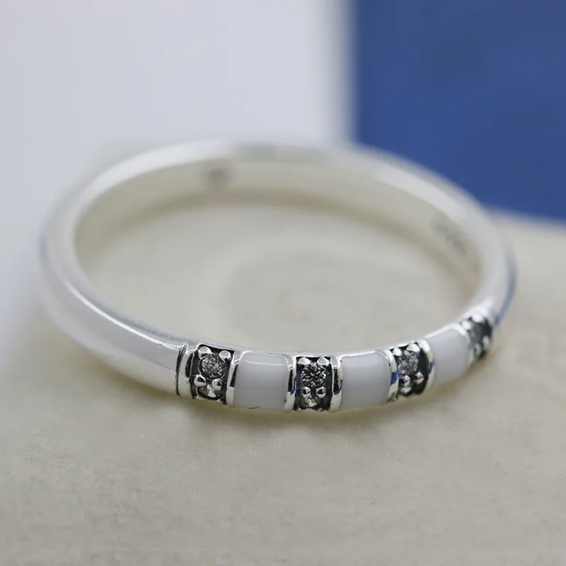 Женское кольцо с экзотическими камнями из серебра 925 пробы