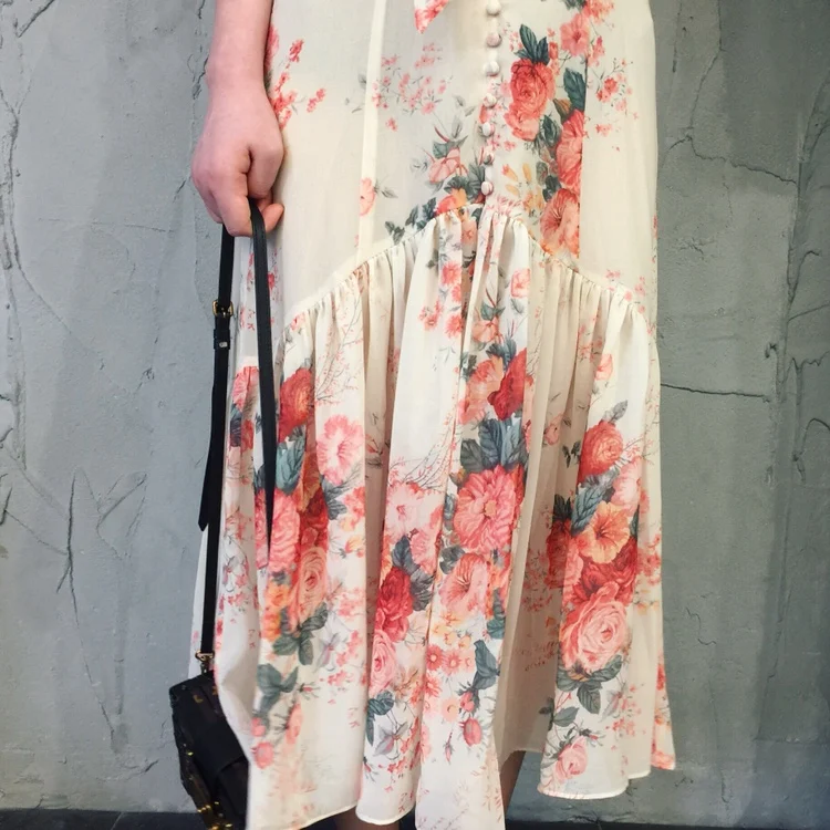 Пляжное платье с цветочным принтом модель 2019 года завязкой на талии и рисунком