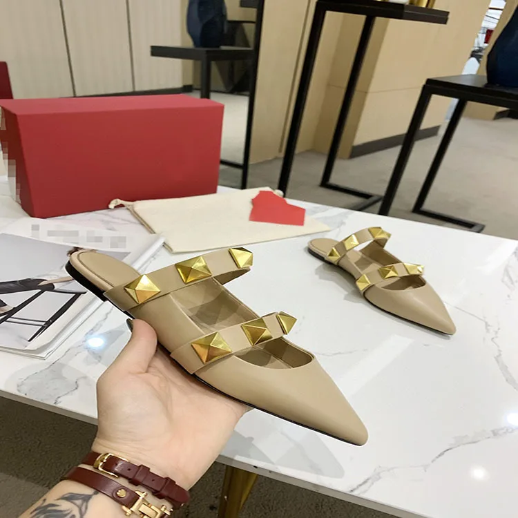 

Spring 2021 new rivet Baotou slippers with thick heels wear the same pointed half-drag Liu Ding British women's shoes fashion