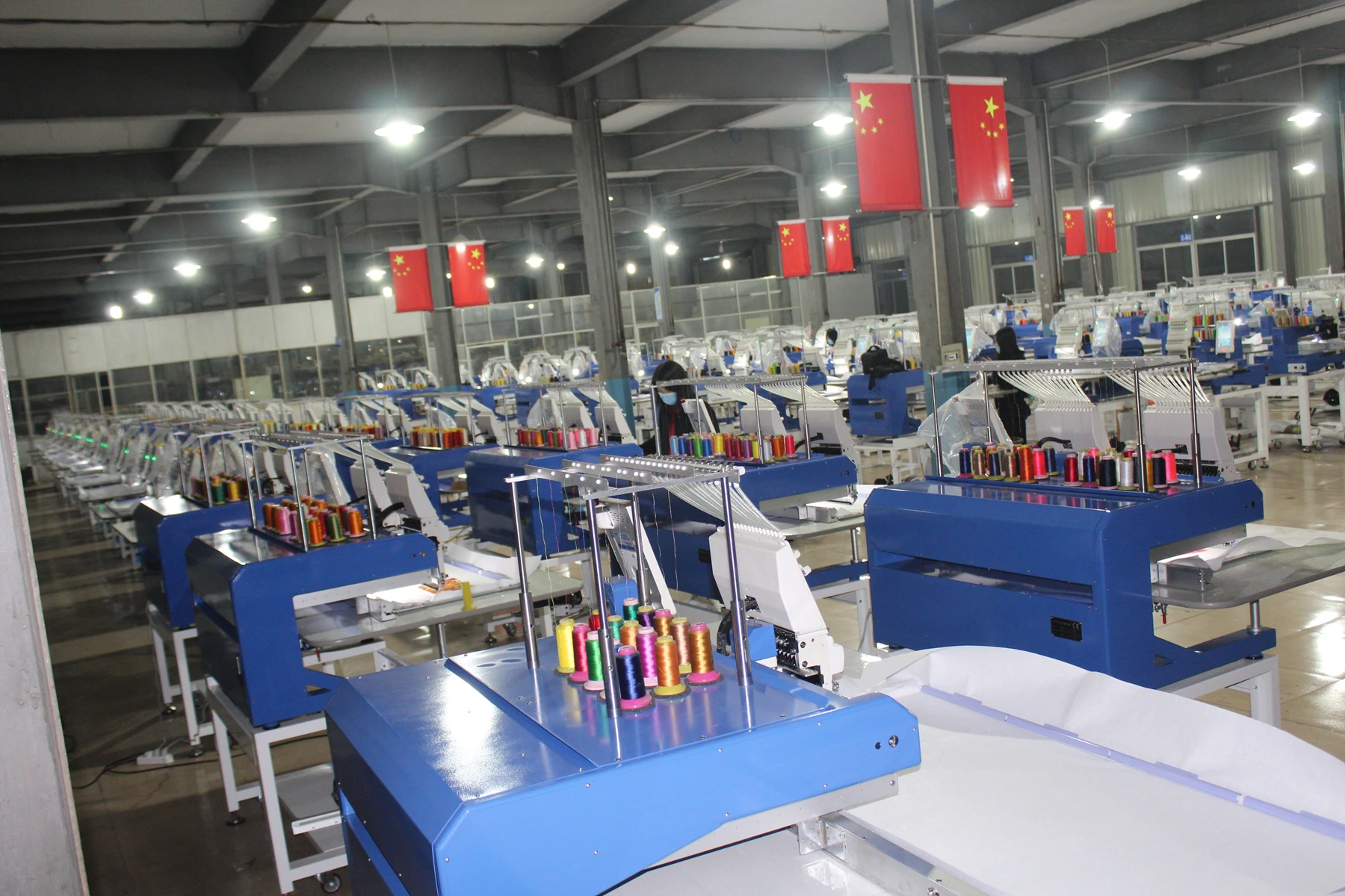 3 года гарантии качества горячая двухголовочная компьютерная вышивальная машина