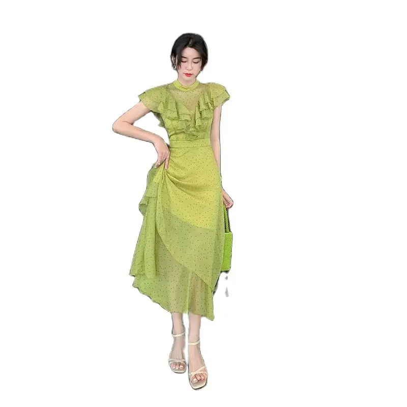 Женское шифоновое платье в горошек с круглым вырезом и оборками летние