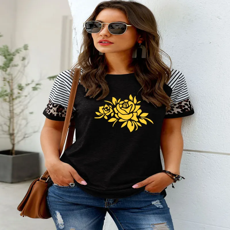 

Женская футболка с коротким рукавом, круглым вырезом и принтом розы