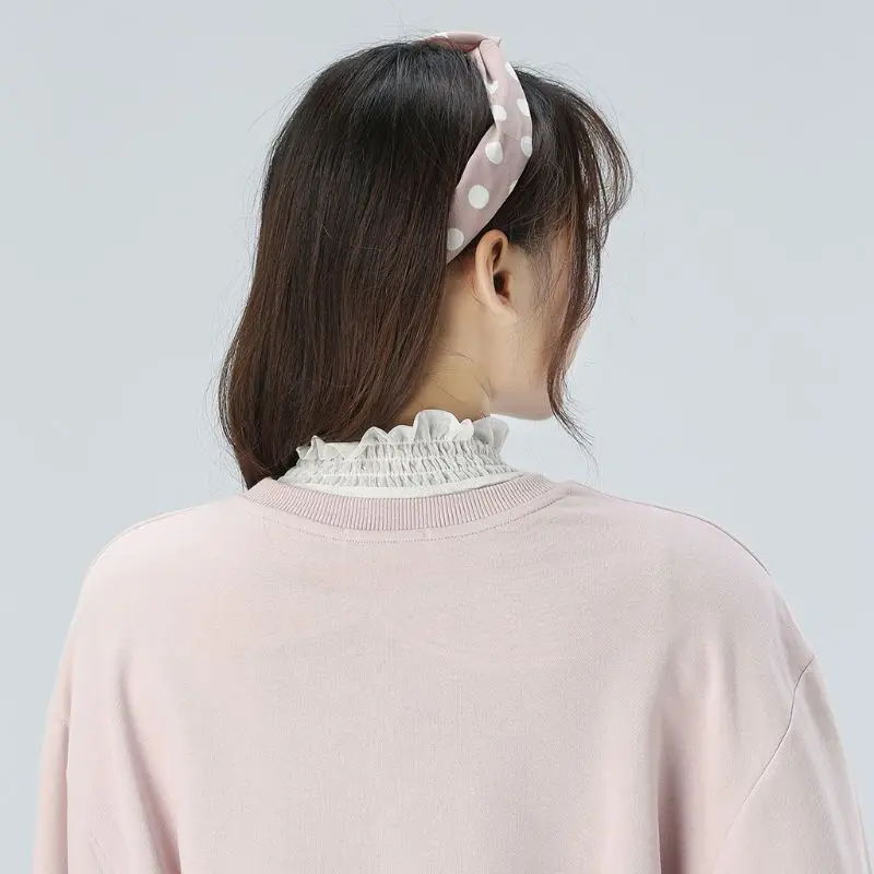 Женский эластичный пуловер с оборками и воротником-обманкой высокой горловиной |