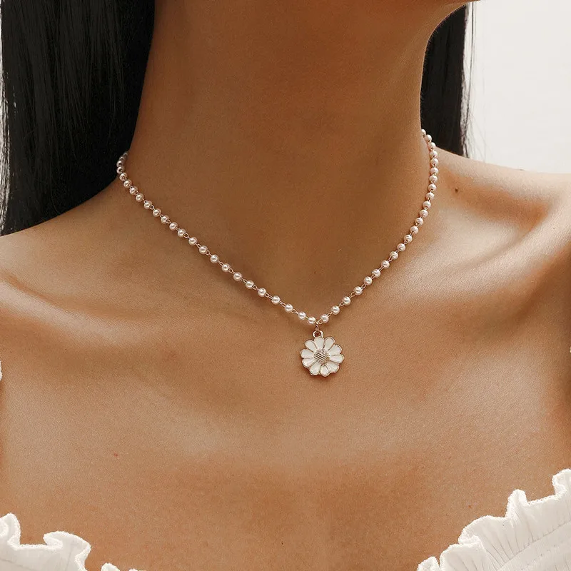 

Elegant Imitation Pearl Daisy Choker Necklace for Women Flower Pendant Short Beads Chain Boho Female Summer Jewelry Gifts