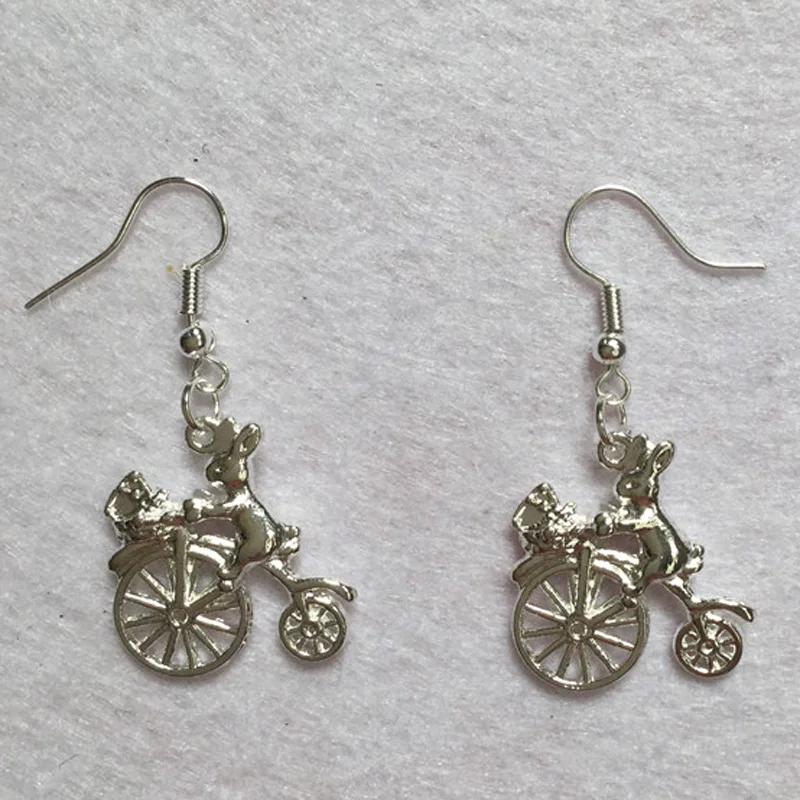 Женские серьги-подвески в виде кролика серебристого цвета |