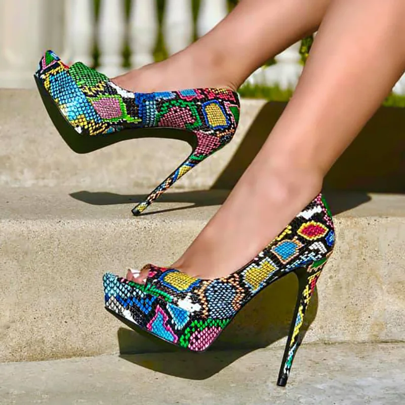 Пикантные женские туфли-лодочки на высоком каблуке-шпильке со змеиным принтом