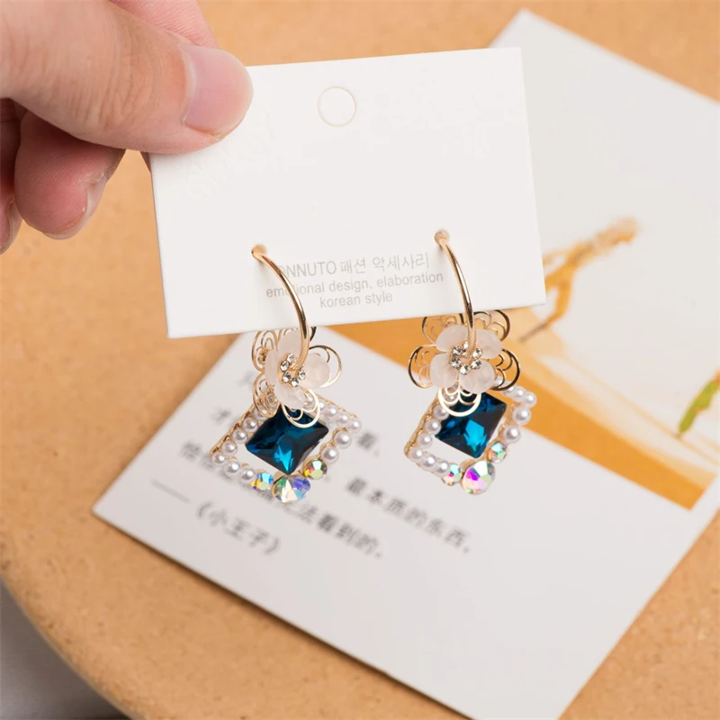 

Корейский модный темперамент полые геометрические синие кристаллы серьги новые модные индивидуальные преувеличенные серьги женские