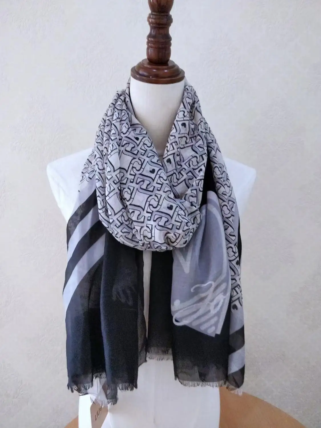 

2020 Italian foreign trade winter luxury thickened women's Scarf Shawl versatile printing love shawl warm trend personality