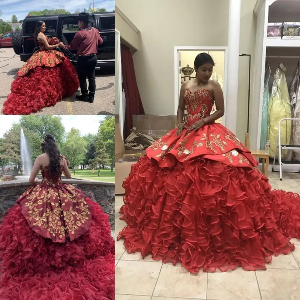 Темно-бордовый бальное платье без бретелек Quinceanera расшитое золотистым кружевом с