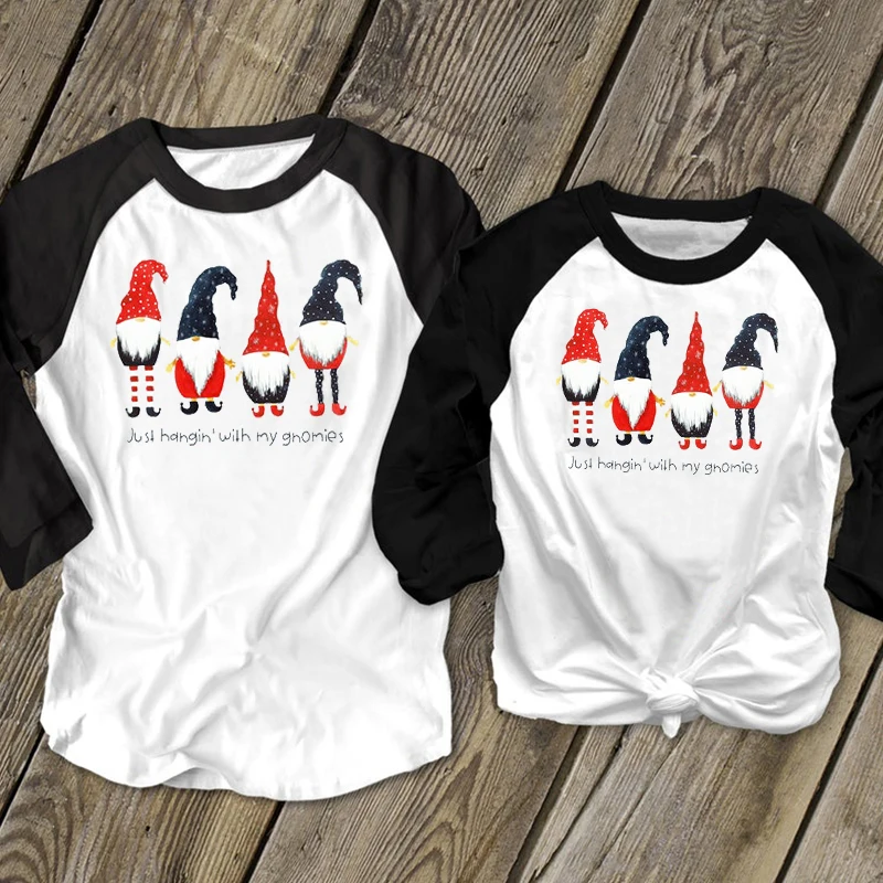 Женская рождественская футболка с длинным рукавом и надписью Just hangin with My Gnomies |