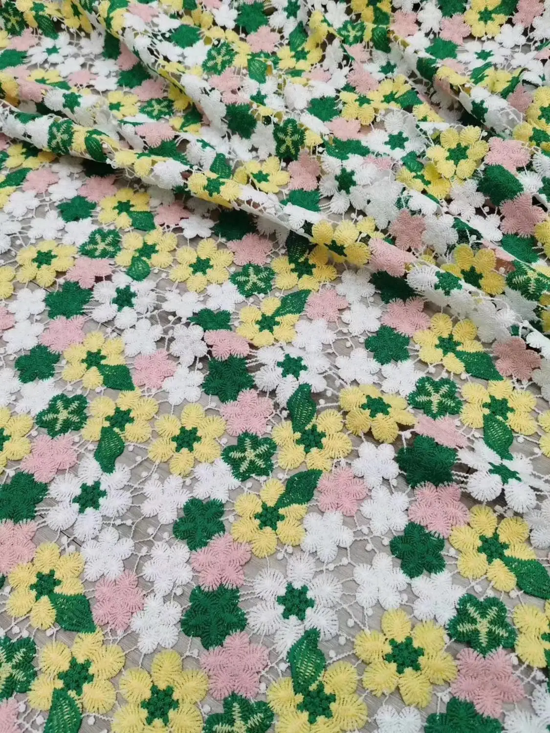 

Вышитые модные африканские водорастворимые кружевные ткани Новое поступление 5 ярдов модные гипюровые кружевные ткани YAYUEAP211