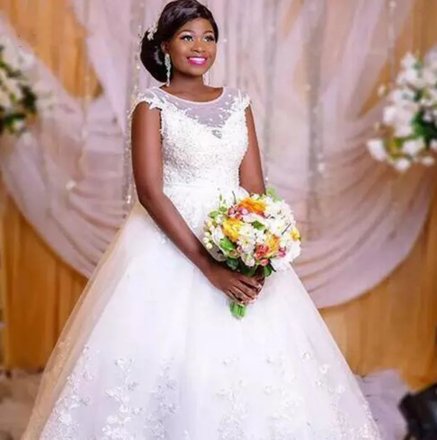 Свадебное платье в африканском стиле с прозрачной горловиной и аппликацией