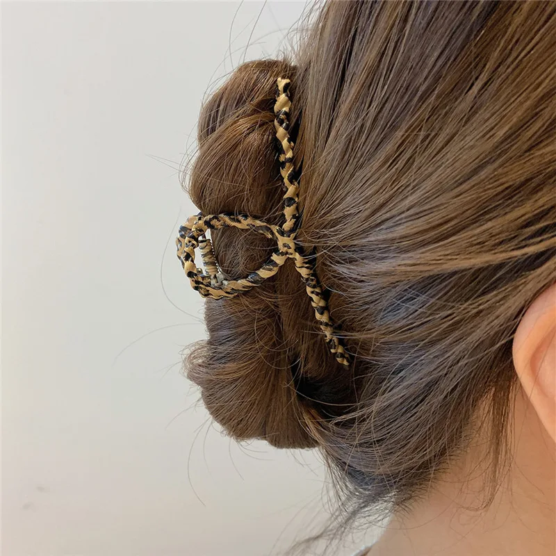 

Leopard Hair Claw Korean Elegant Temperament Shark Clip French Retro Geometric Metal Hair Accessories Large Crab Hair Clip