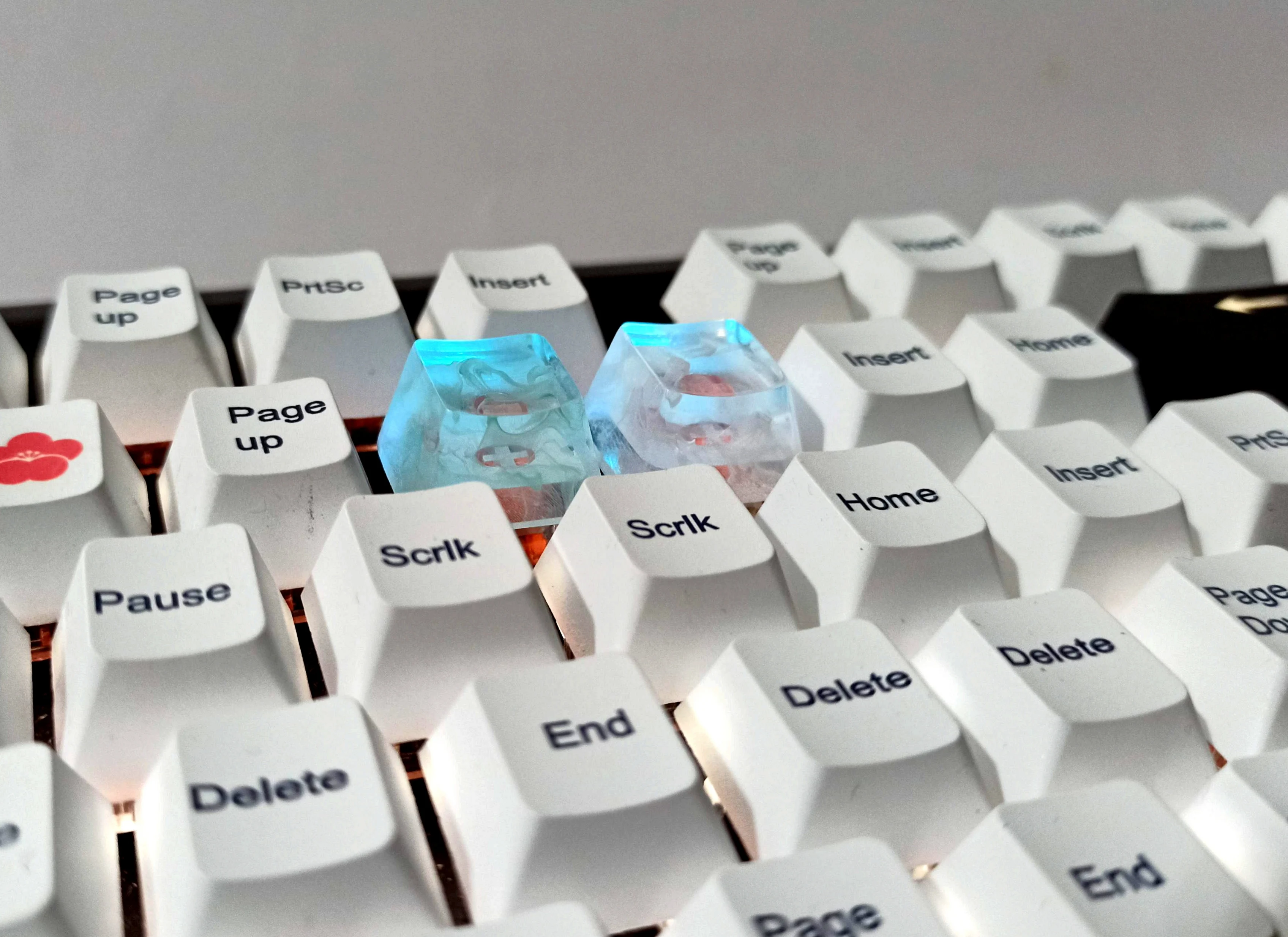 

Mechanical Keyboard Handmade Resin Keycap for Mx Switch Personality Light Transmission Key Caps R4 Height Smoke Fog Inside