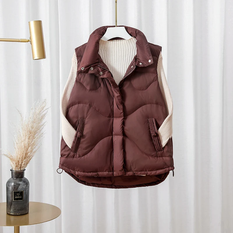 Женская куртка на белом утином пуху без рукавов с воротником-стойкой | одежда