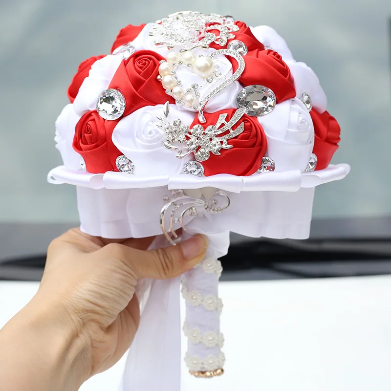 Свадебный букет из искусственных роз с атласными стразами невесты держащих
