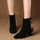 Популярные женские короткие сапоги с вышивкой на высоком каблуке, универсальные сапоги с квадратным носком на толстом каблуке средней высоты и телесного цвета, женские ботинки-мартинсы