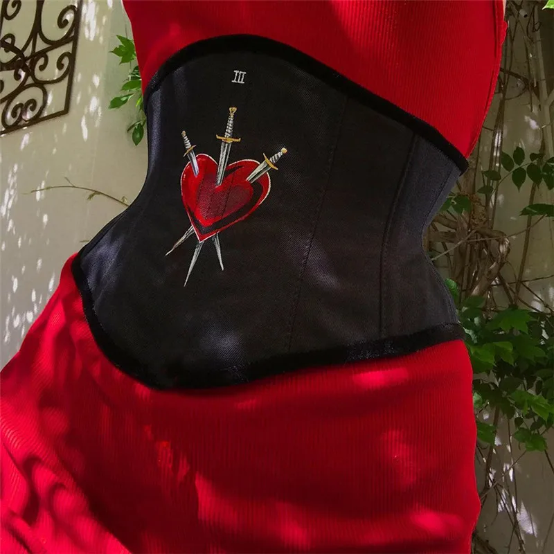 

Корсет женский черный, на шнуровке, с принтом в виде сердца