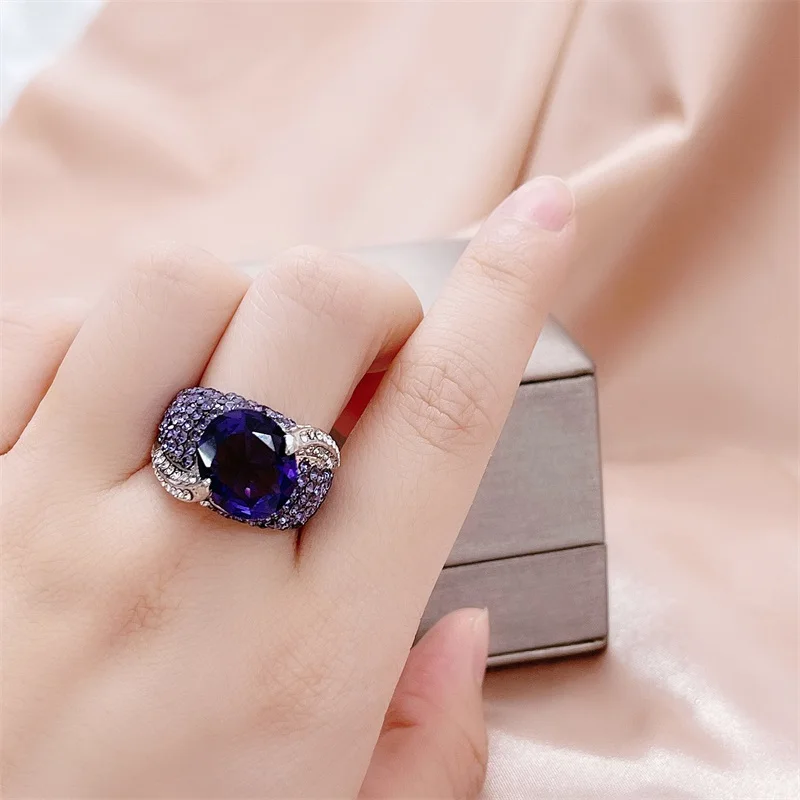 Кольцо женское с искусственным аметистом и фиолетовыми камнями размеры 6-10 |