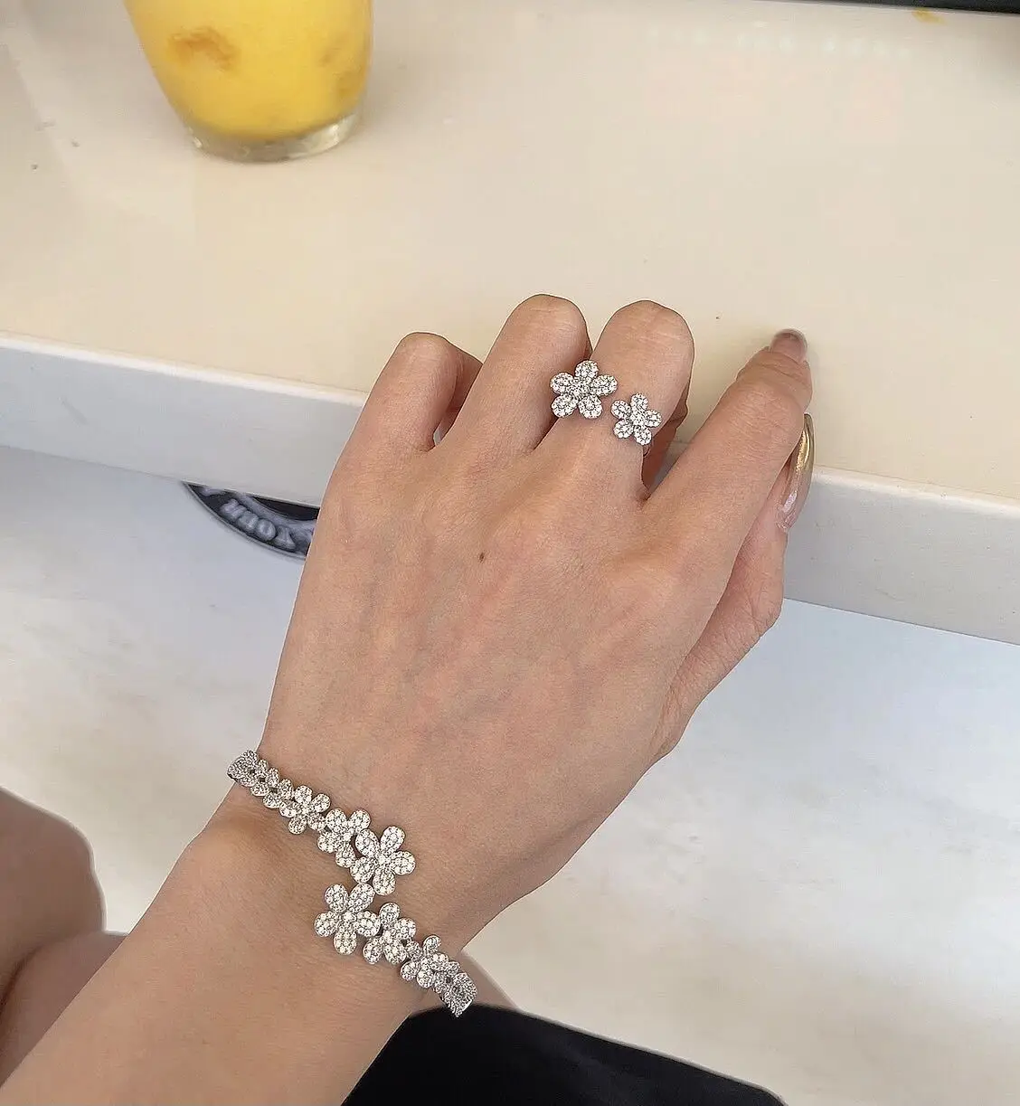 

Foydjew Designer Sweet Gift All-match Personalized Daisy Flowers Earrings Micro-inlaid Full Diamond Rings Jewelry Sets For Women