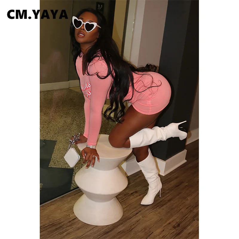 Женское платье средней длины CM.YAYA с круглым вырезом и буквенным принтом