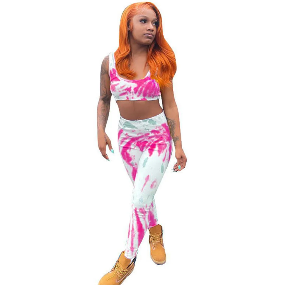 Укороченный топ без рукавов с низким вырезом и узкие длинные брюки высокой