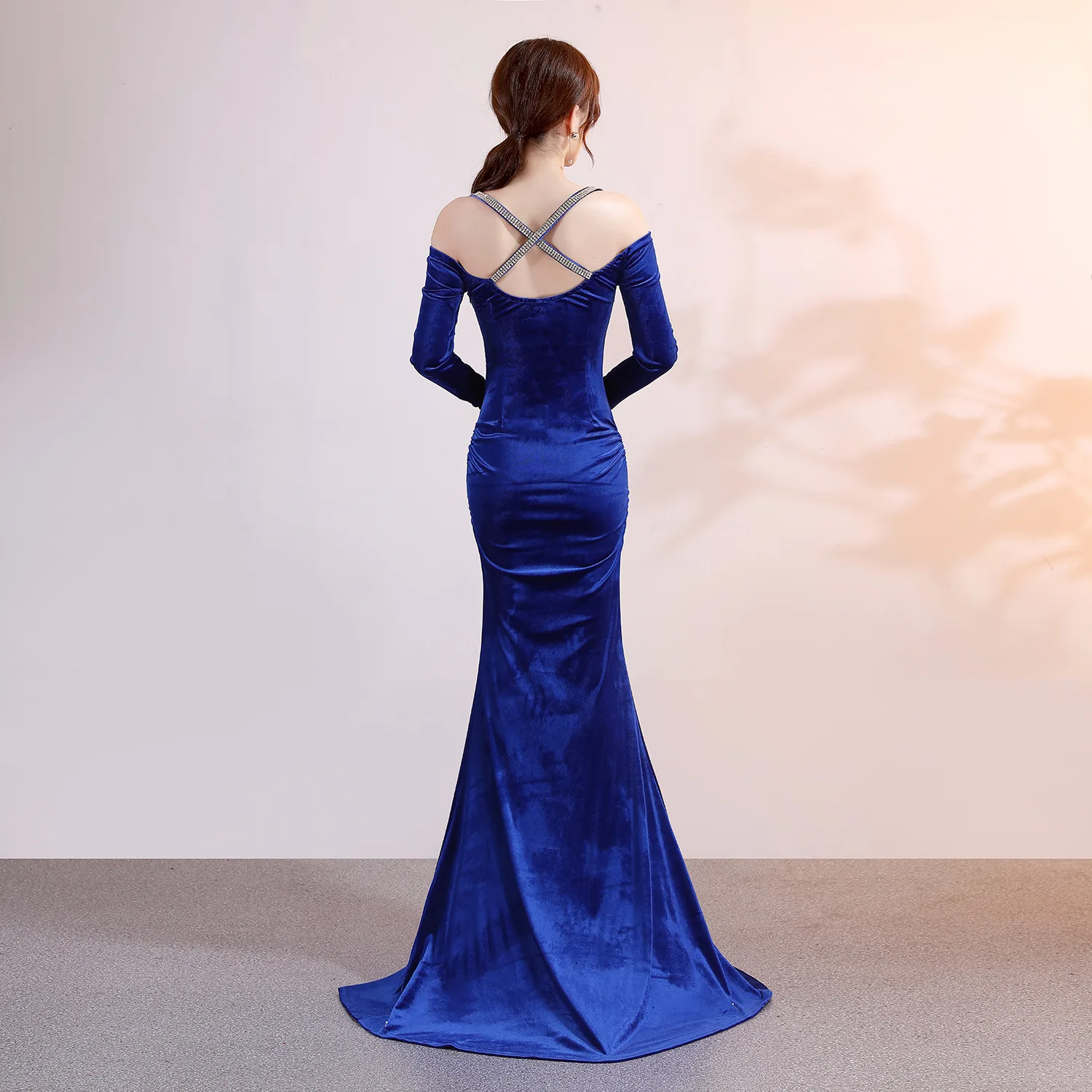 Женское бархатное платье русалка бордовое длинное с V образным вырезом разрезом